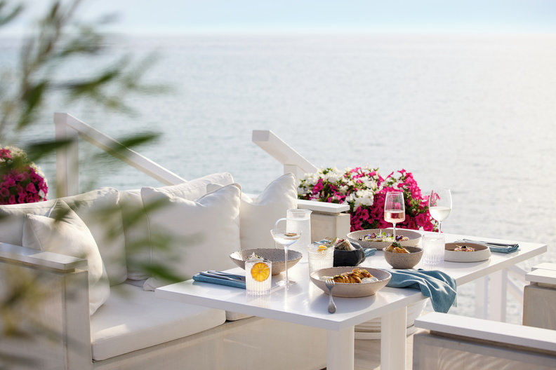 Tiara Holidays - Sani Beach - bousoulas table set up
